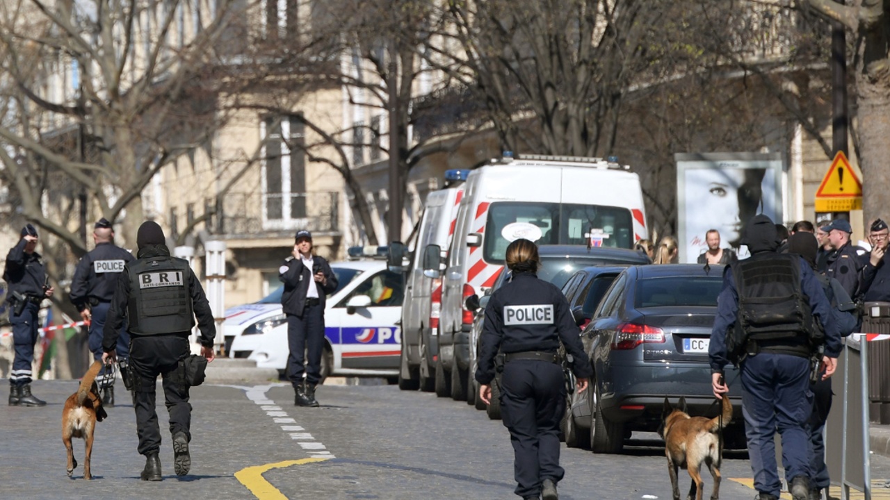 Во Франции расследуют взрыв в МВФ и стрельбу в школе