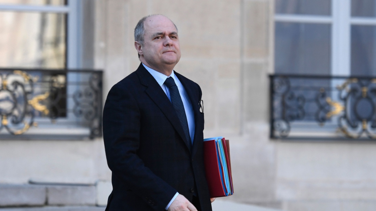 Глава МВД Франции ушёл с поста из-за скандала