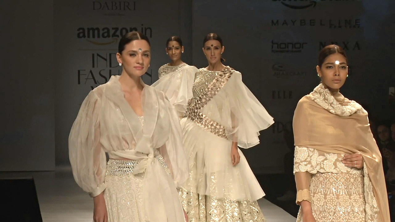 Индийские модельеры помогают возродить ручное ткачество
