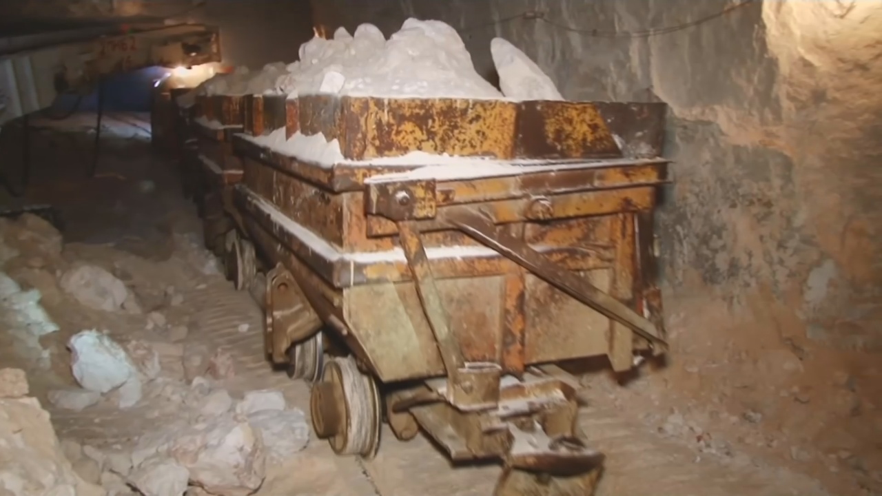 Как нижегородские шахтёры добывают гипс в пещерах