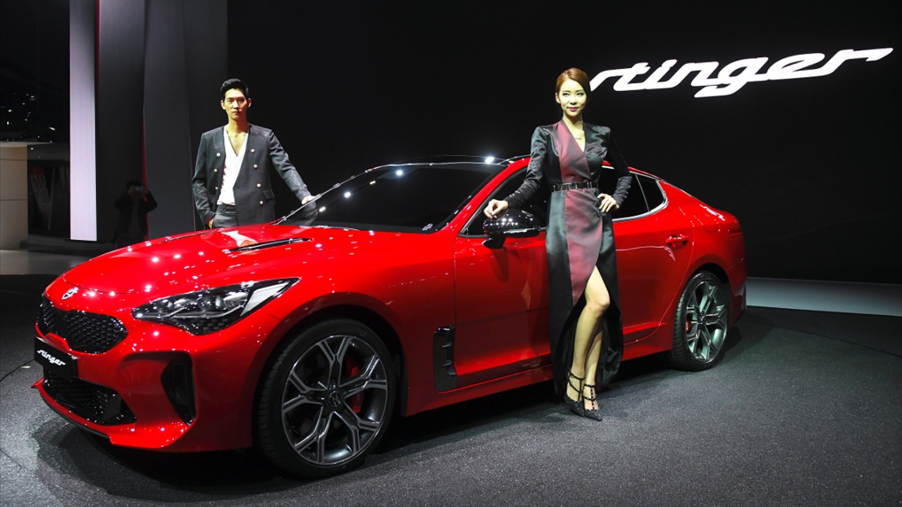 Kia представила спорткар Stinger на автосалоне в Сеуле