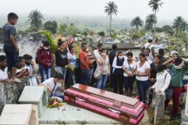 В Колумбии хоронят жертв страшного оползня