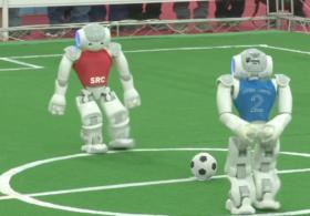 Роботы сразились на футбольном поле