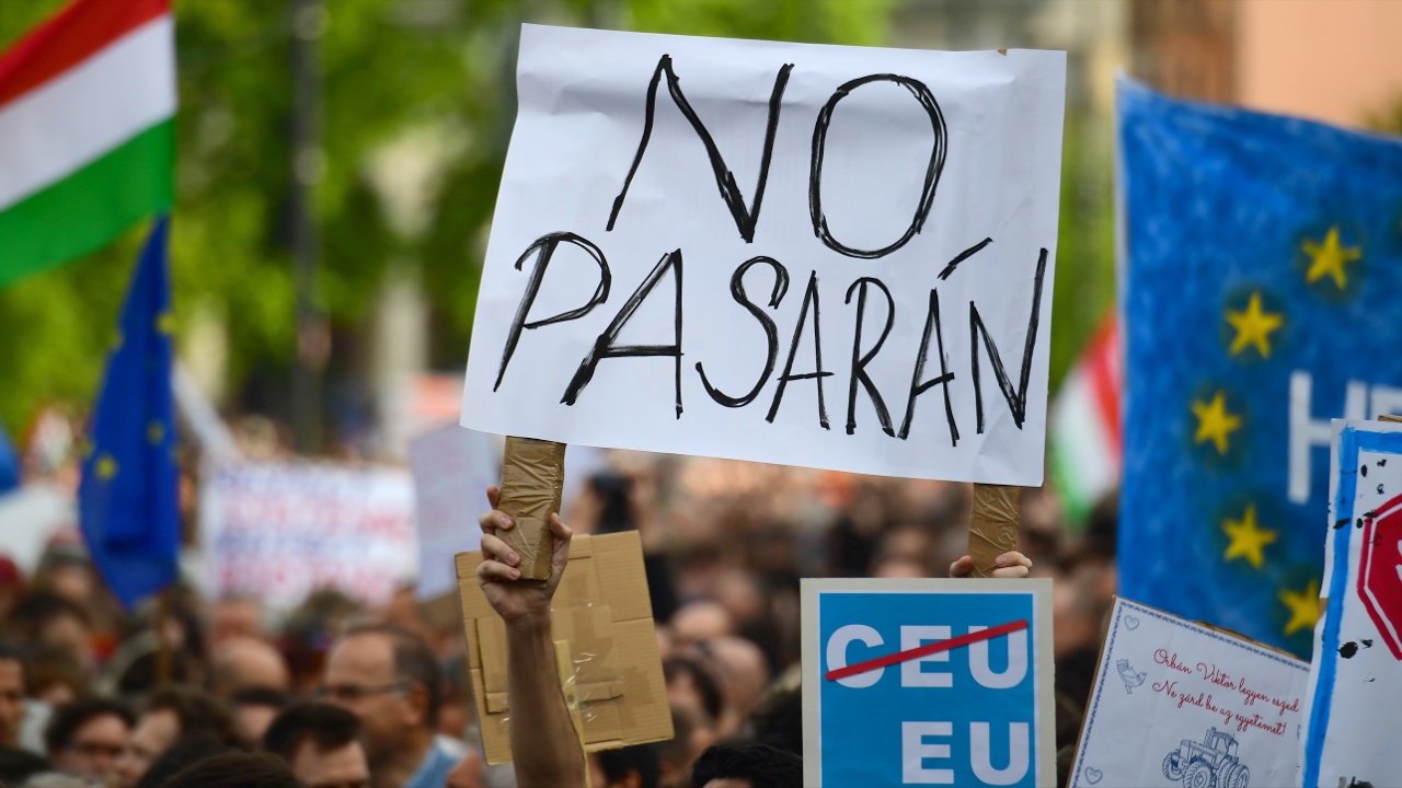 В Венгрии протестуют против возможного закрытия Университета Сороса