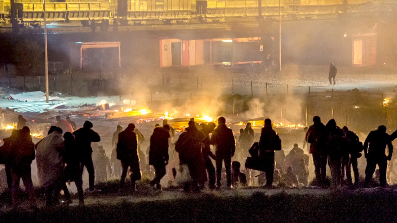 Лагерь мигрантов во Франции сгорел после потасовки