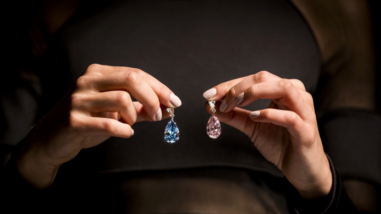 Серьги с розовым и голубым бриллиантами выставят на торги
