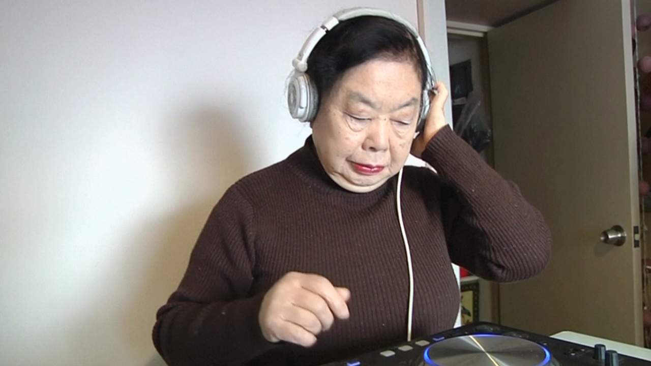 Японская бабушка – популярный диджей в Токио