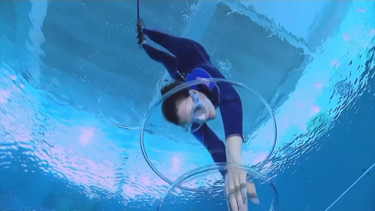 В бассейне в Италии можно нырнуть на глубину 42 метра