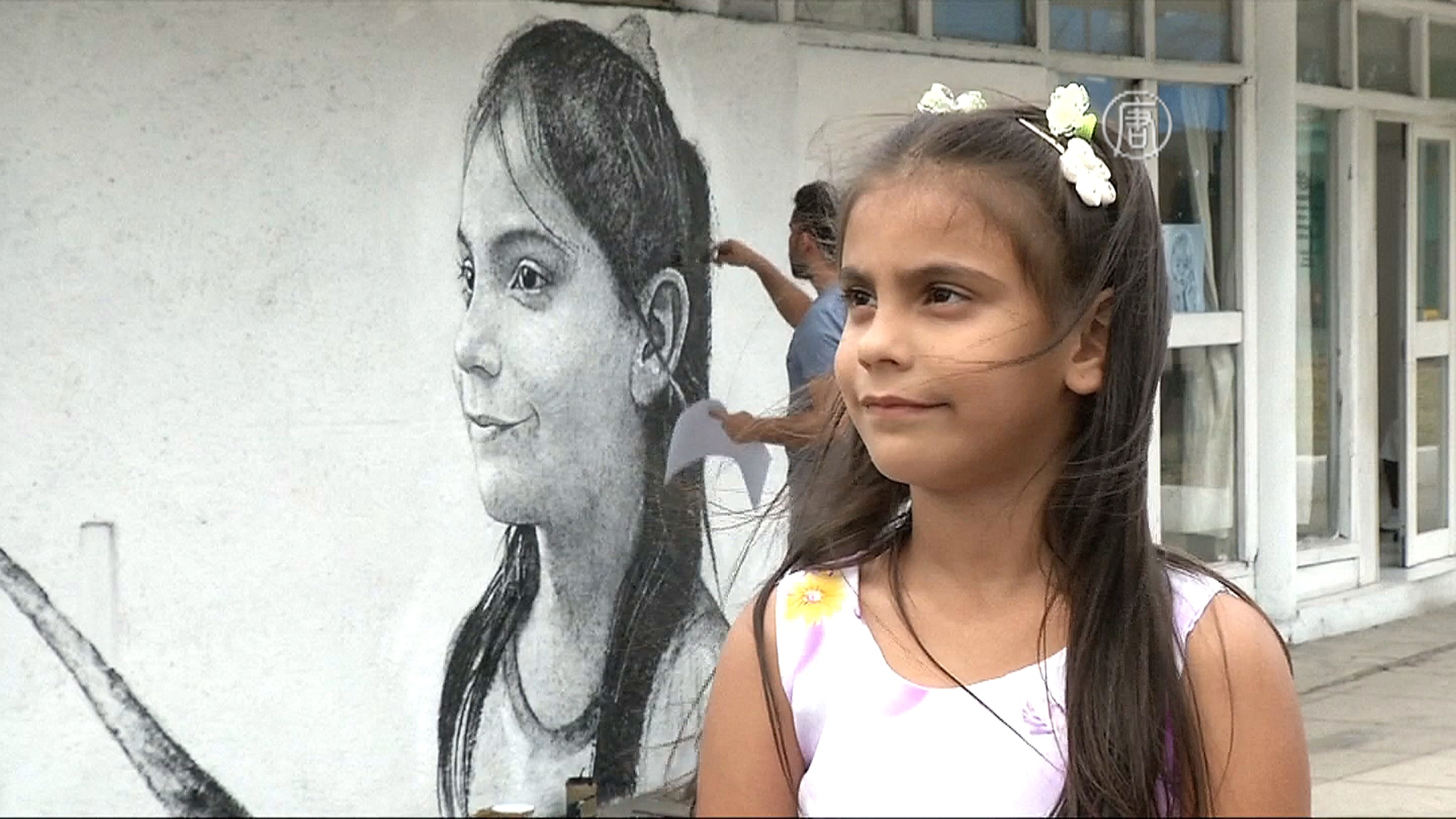 Кубинец пишет портреты детей на домах