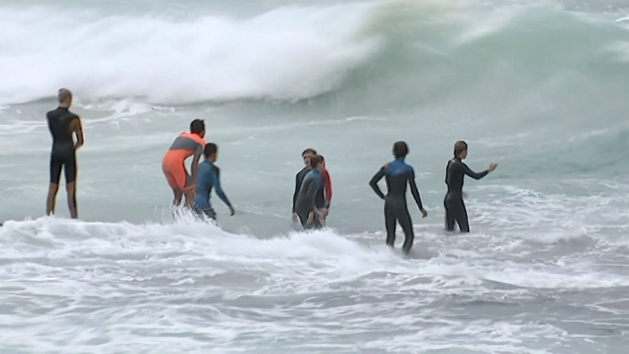 Иностранных студентов в Австралии учат плавать в океане