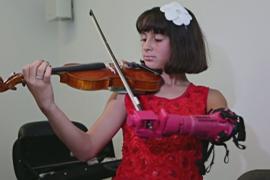 Протез помогает девочке без руки играть на скрипке