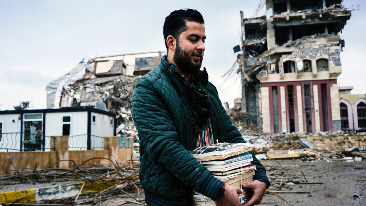 Профессора помогают расчищать университет Мосула от завалов