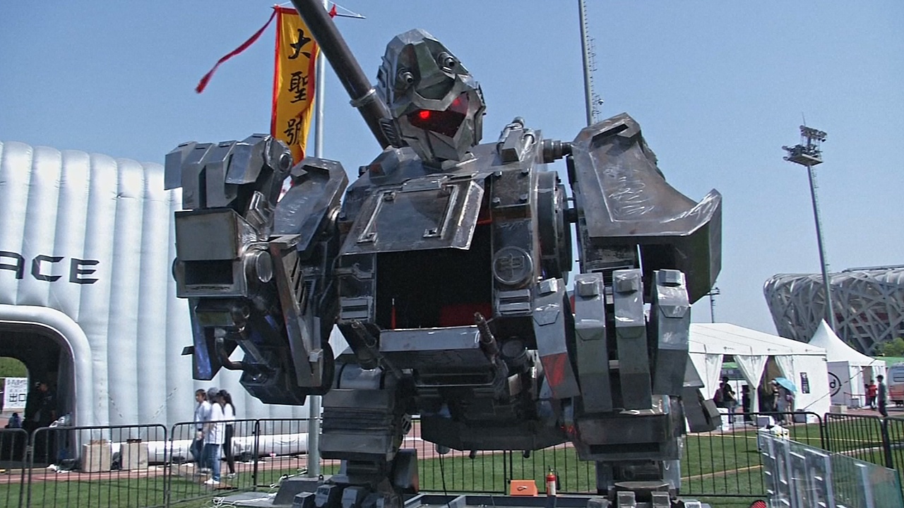 Китайцы создали огромного пилотируемого робота для сражений