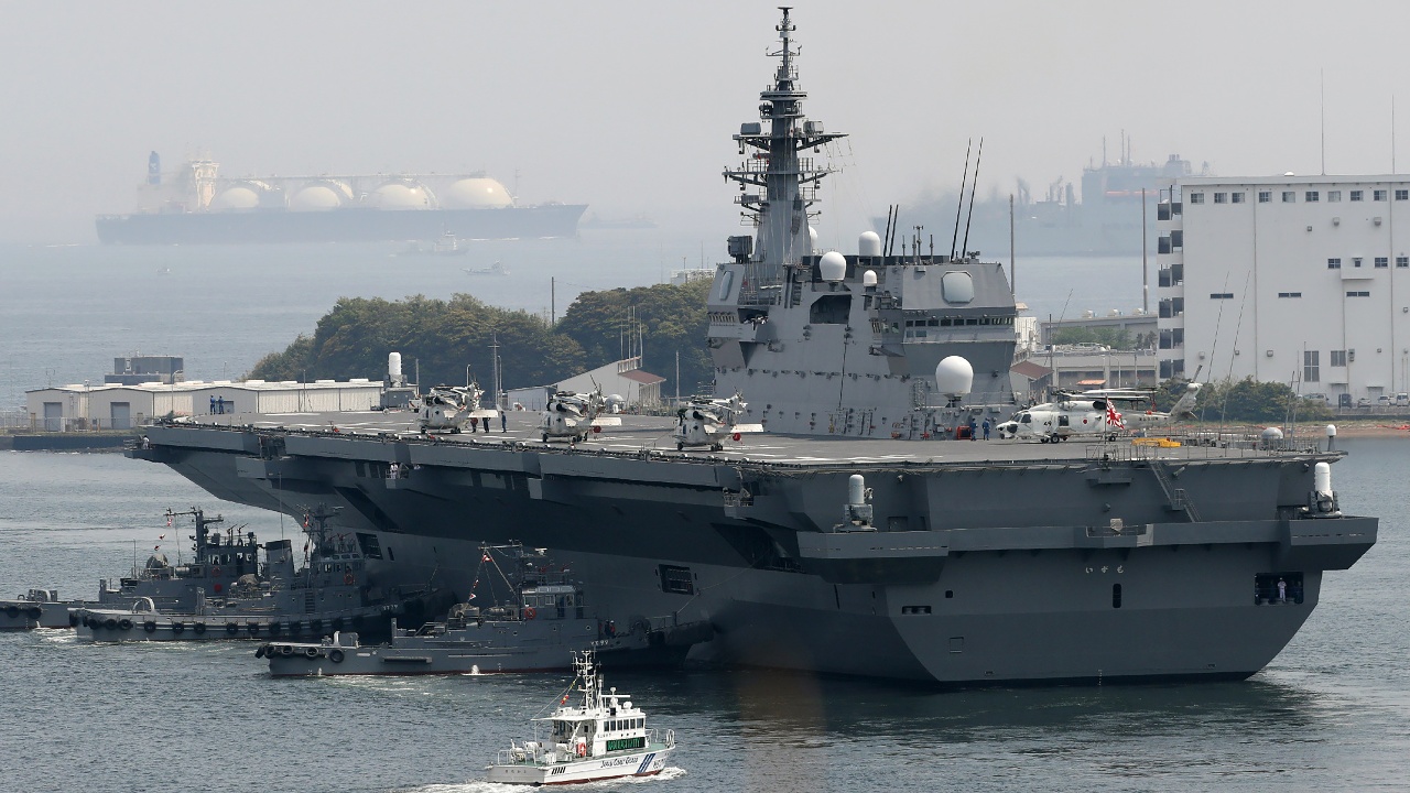 Японский вертолётоносец  будет охранять американские корабли