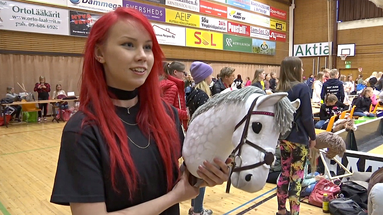 Финские девочки состязались в национальных скачках на игрушечных лошадках