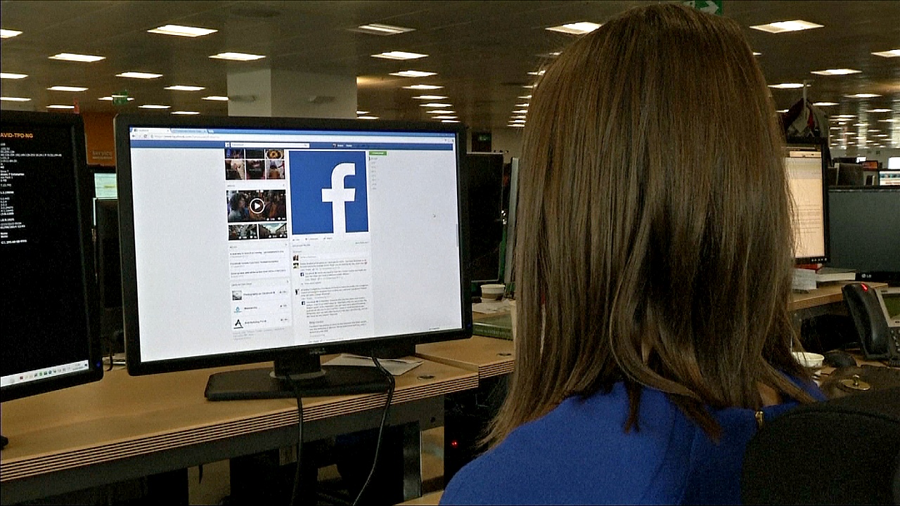 Facebook наймёт 3000 новых модераторов