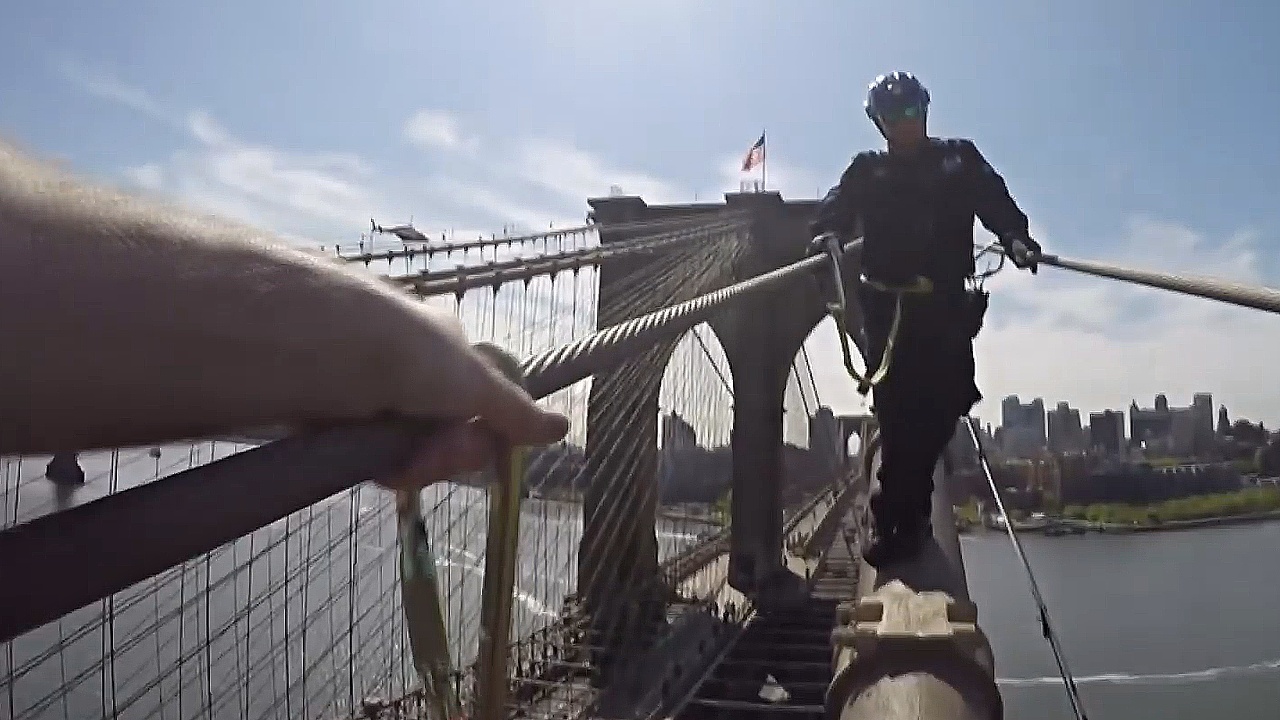 Нью-йоркские полицейские тренировались на вершине Бруклинского моста