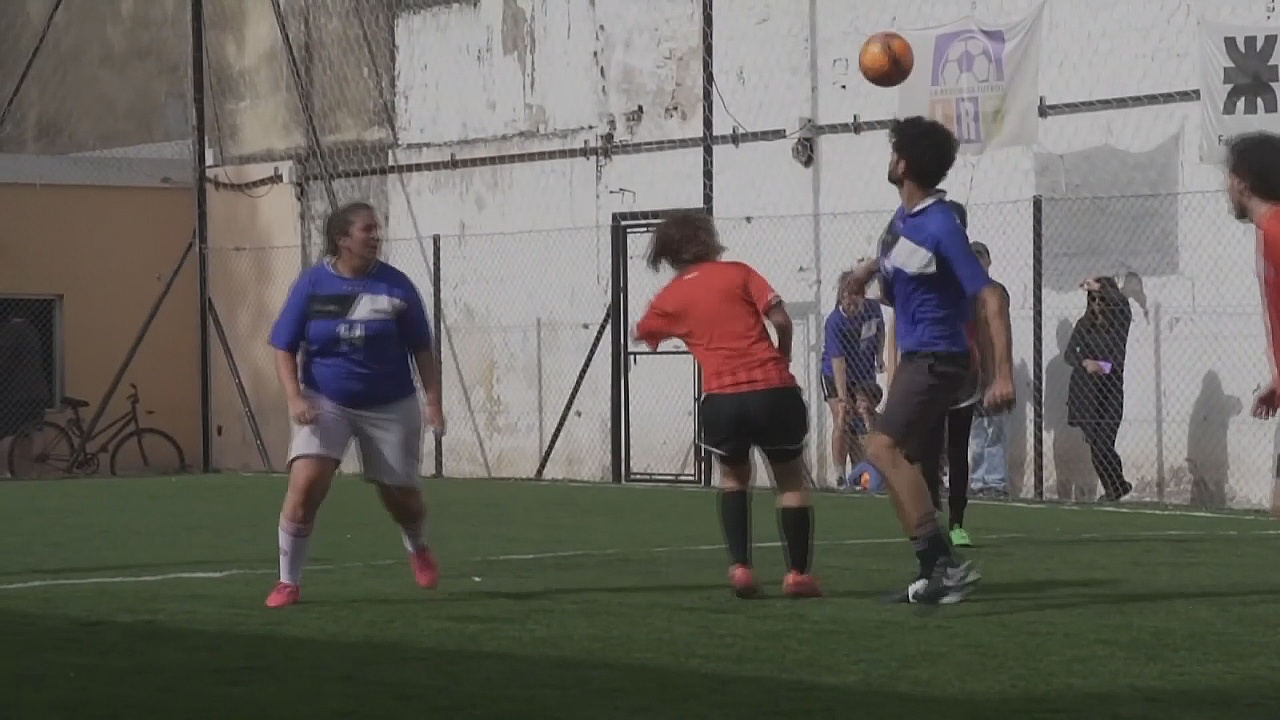 В Аргентине мужчины и женщины всё чаще играют в футбол вместе