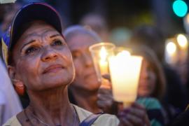 Венесуэльцы провели вечер со свечами против Мадуро