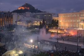 Греческий парламент урезал пенсии на фоне стычек