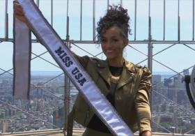 Мисс США Кара Маккалоу поднялась на Эмпайр-стейт-билдинг