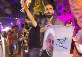 Иранцы празднуют победу Рухани на выборах