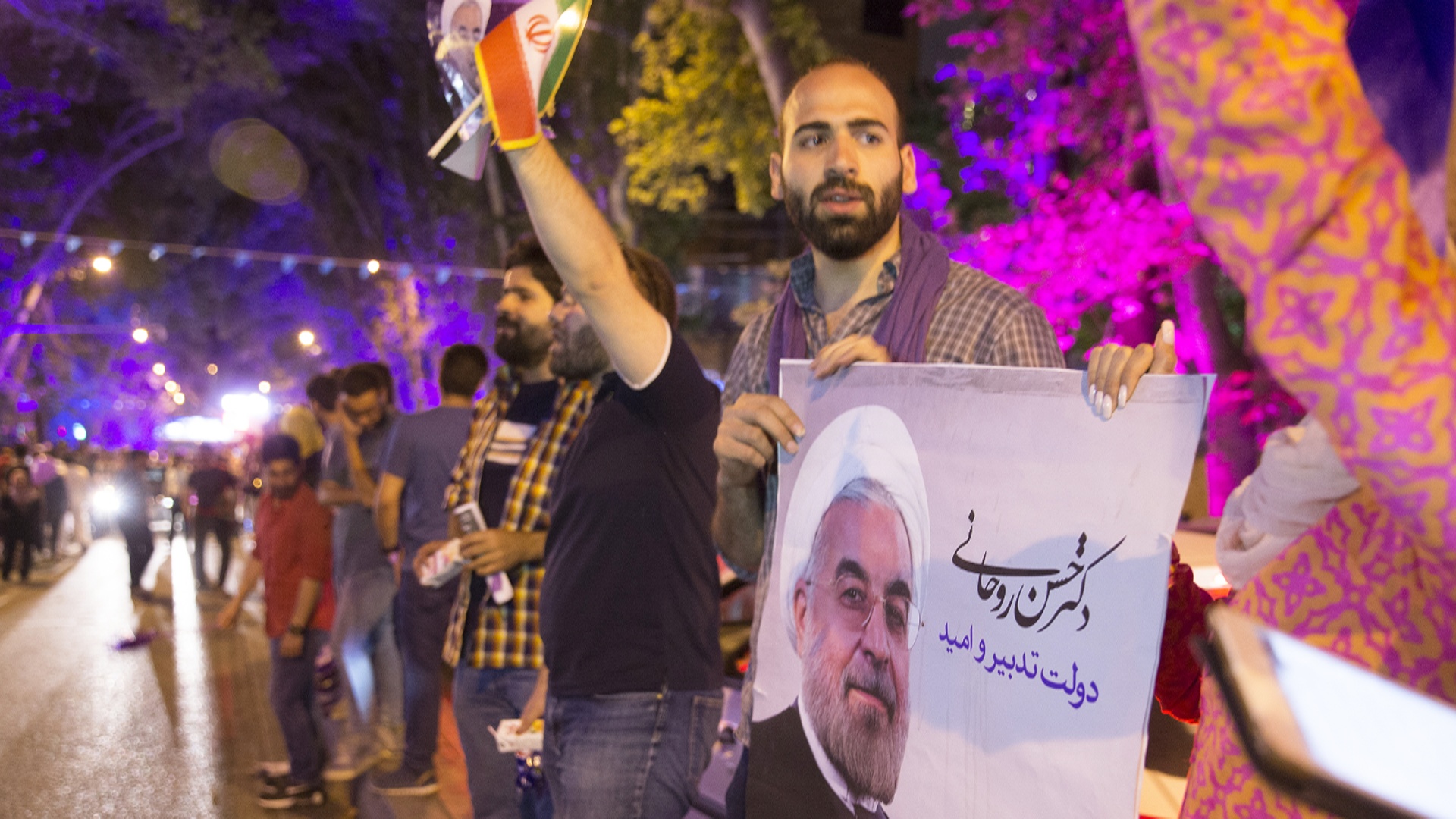 Иранцы празднуют победу Рухани на выборах