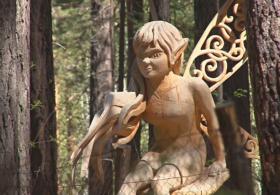 Деревянные скульптуры в фантастическом лесу