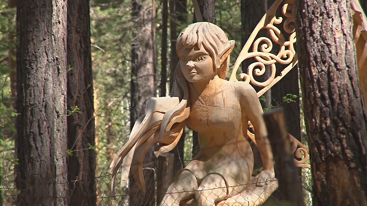 Деревянные скульптуры в фантастическом лесу
