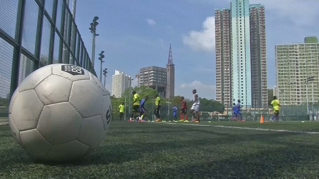Беженцы находят общий язык с гонконгцами благодаря футболу