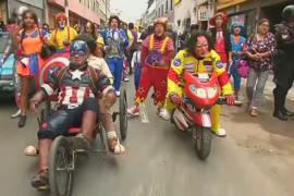 На улицы Лимы вышли сотни клоунов