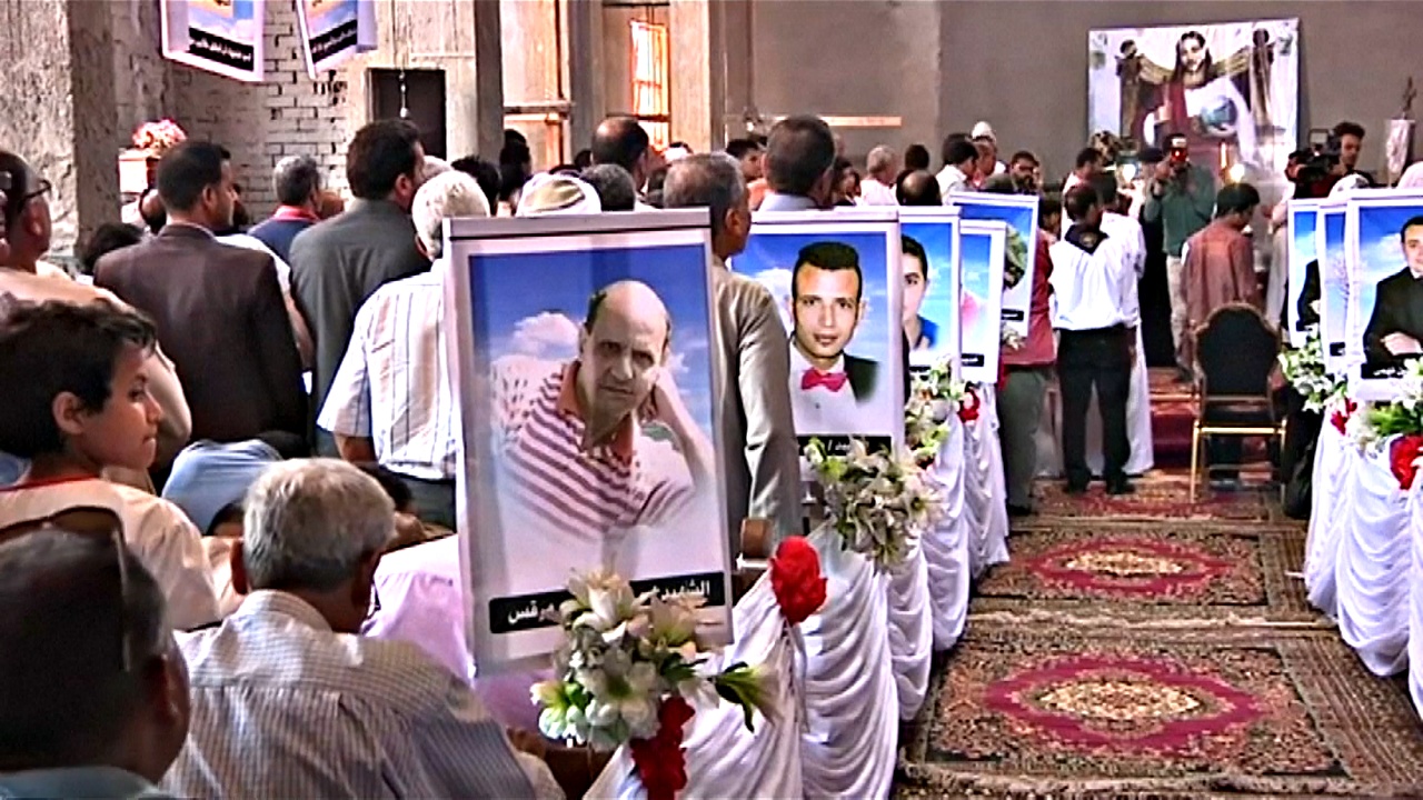Египтяне молятся за христиан-коптов, убитых ИГИЛ