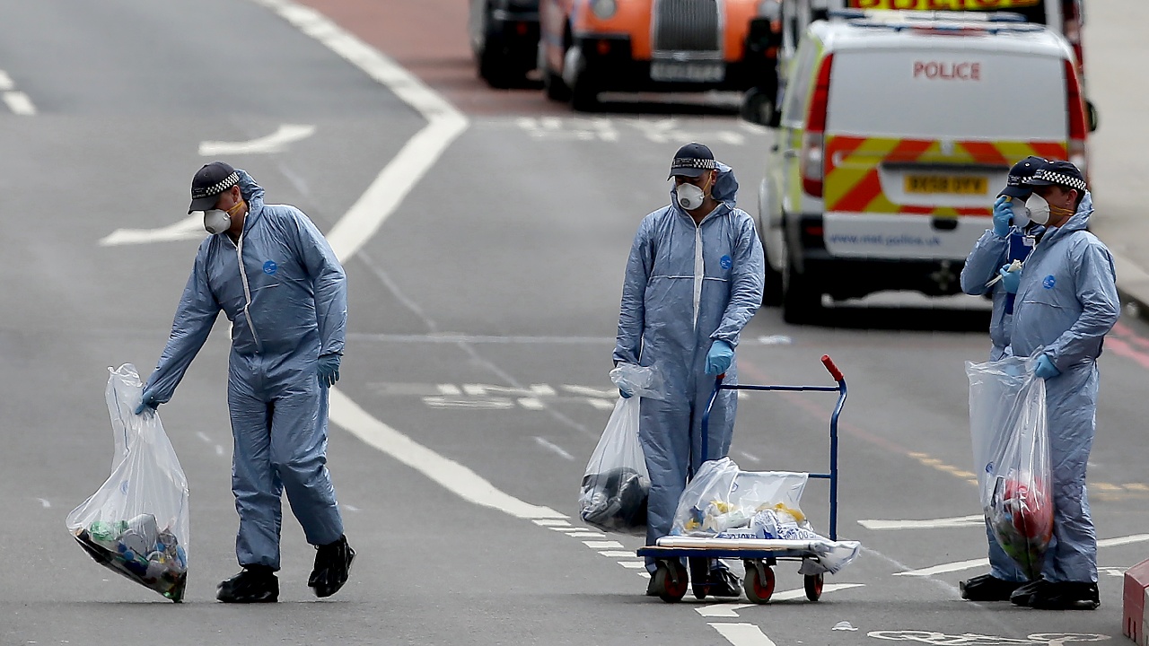 Криминалисты работают на Лондонском мосту, свидетели описывают теракт