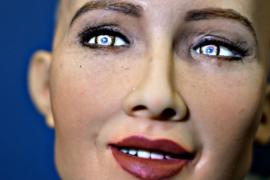 Человекоподобный робот София говорит, что «недостаточно умна»