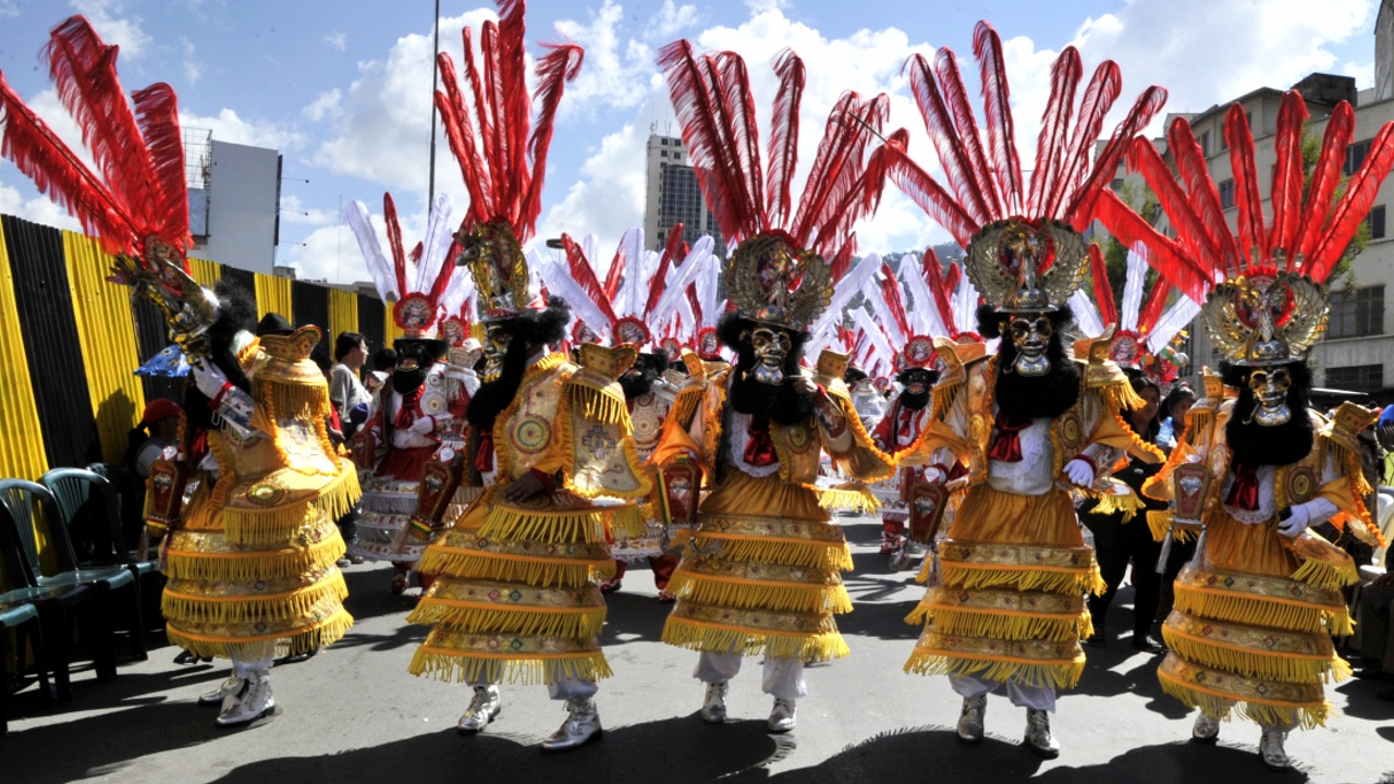 Боливийцы станцевали моренаду на фестивале в Ла-Пасе
