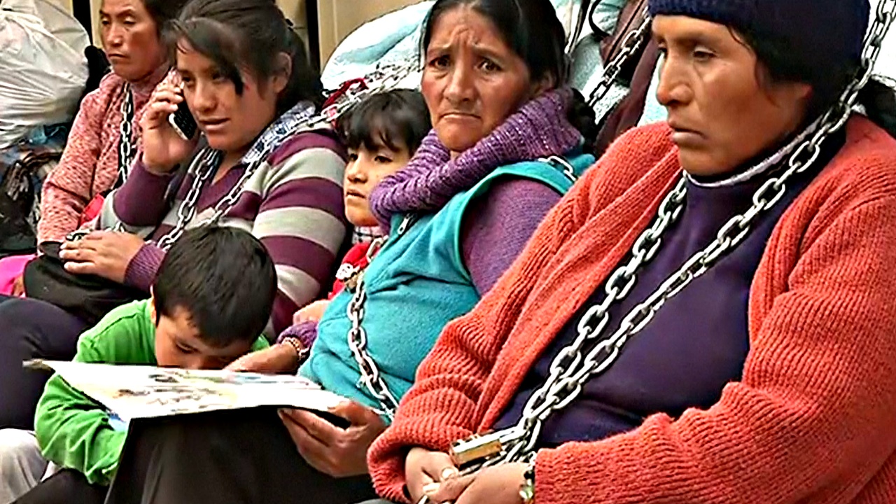 Прикованные чилийцы протестуют против горной добычи