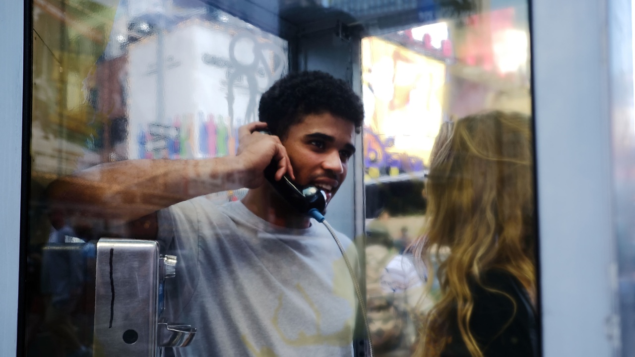 Истории мигрантов в телефонных автоматах – новая инсталляция в Нью-Йорке