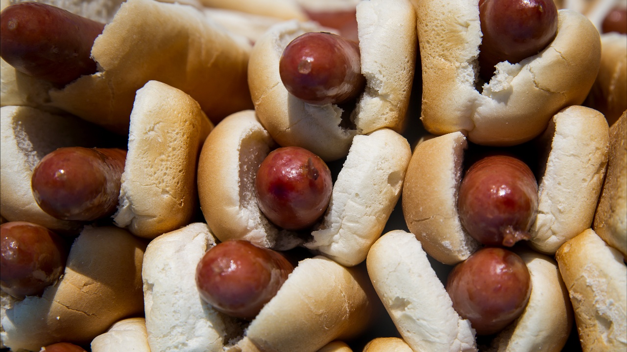 Как мигранты связаны с историей хот-дога в США?