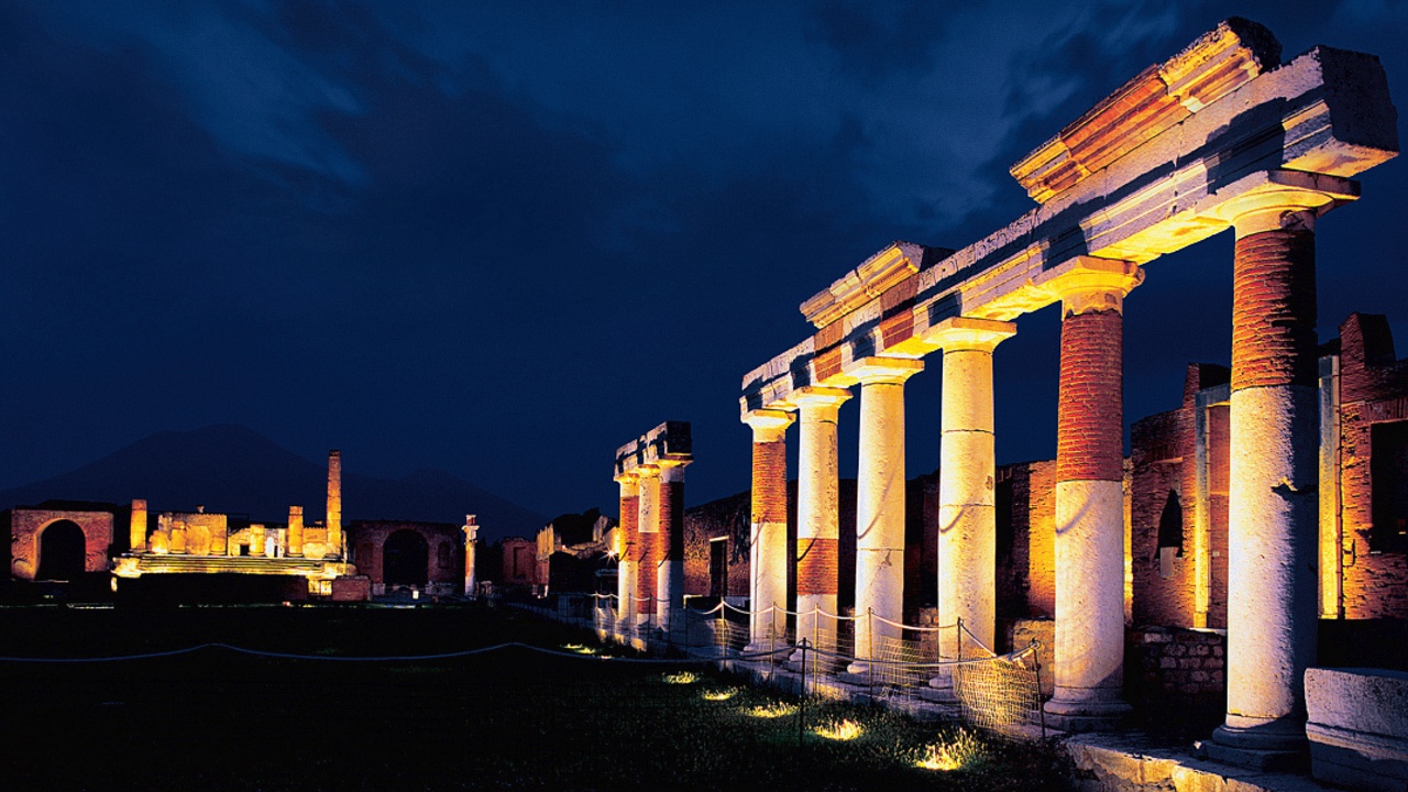 Ночные Помпеи в таинственном освещении открыли туристам