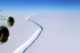 Айсберг размером с две Москвы откололся от ледника в Антарктиде