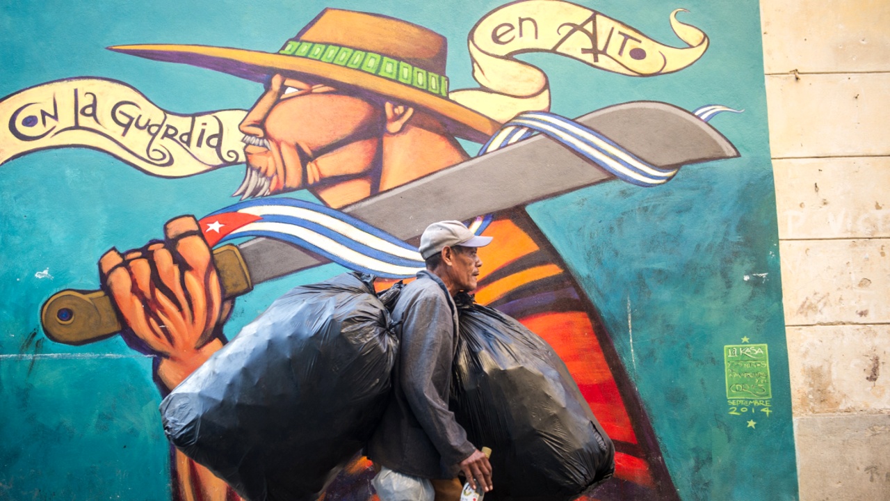 Кубинские мастера ищут сырьё в мусорных баках