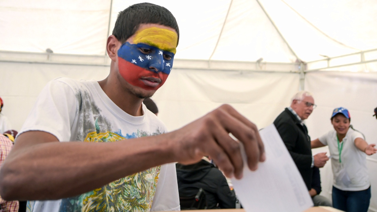 Венесуэльцы вышли на «народный референдум»