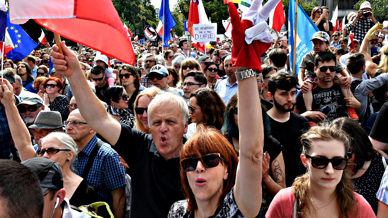 Десятки тысяч поляков протестуют против судебной реформы