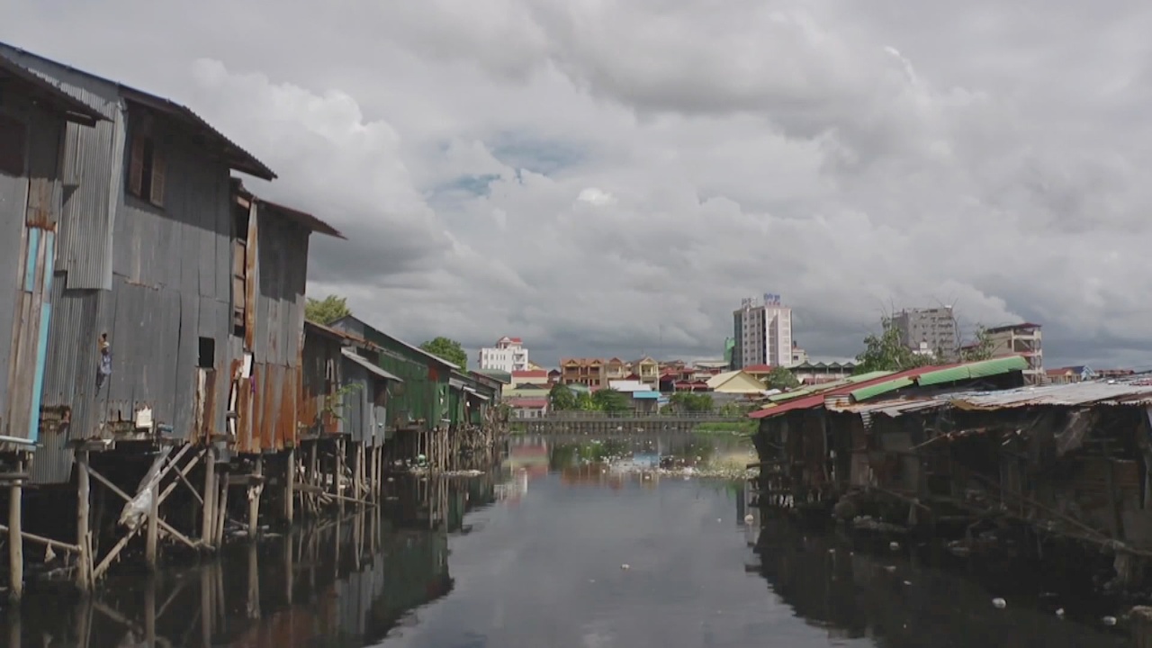 Зловонный канал распространяет болезни в столице Камбоджи