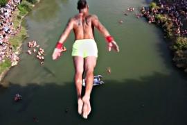 В Косово ныряльщики прыгали с моста 22 метра высотой