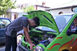 Подростки в Косово сделали из бензинового автомобиля электрокар
