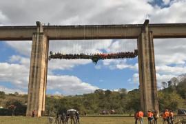 Бразильцы ели мясо на гриле на 20-метровой высоте