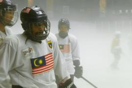 В жаркой Малайзии учатся играть в хоккей