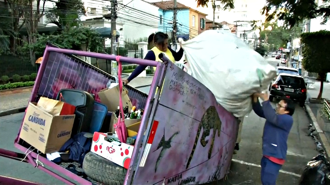 Бывшая наркоманка собирает мусор, чтобы очистить планету
