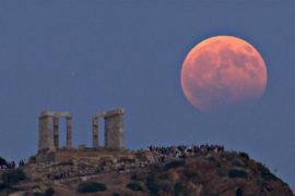 Лунное затмение над греческим мысом Сунион и Мадридом